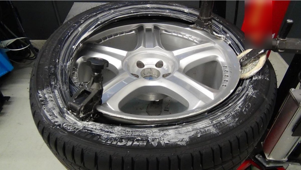 Fitting paste applied to the sidewall and bead of a UHP tyre during fitting